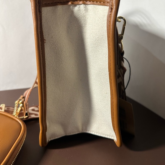 NWT Steve Madden BWEBBER TikTok Guitar strap Crossbody Bag/ Airpod CREME/BRWN. - Picture 3 of 9